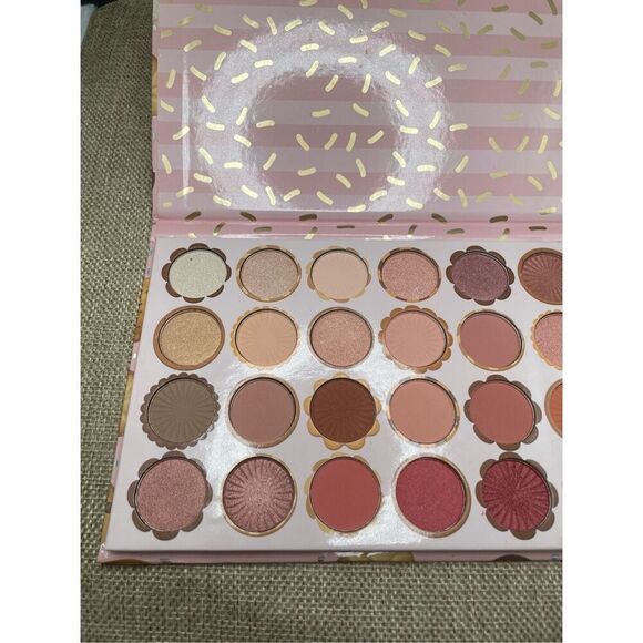 Beauty Concepts "Hello Sweetness" 28 Pan Eyeshadow Palette - Picture 3 of 7